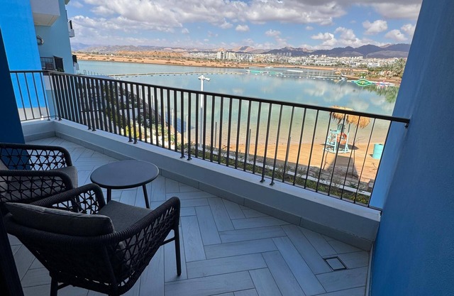 Charming 2-bedroom apartment in lovely Aqaba with AC