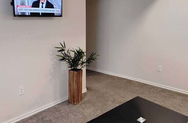 Charming 2-bedroom basement apartment with Wi-Fi, AC in welcoming Lake Point