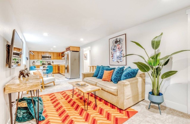 Charming 2-bedroom basement suite with AC, WiFi in beautiful Sellwood, Portland