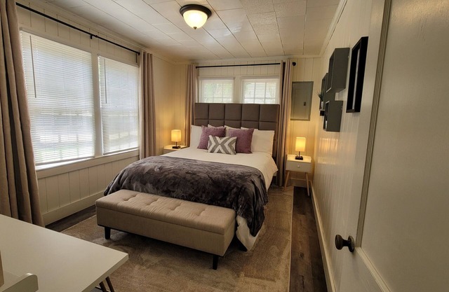Charming 2-bedroom cottage with WiFi and AC in serene Enterprise
