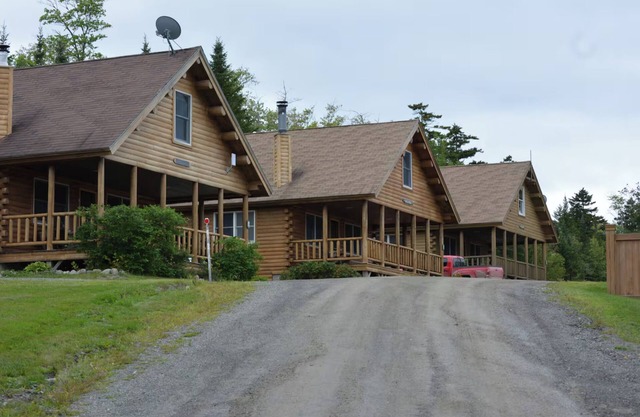 Charming 2-bedroom cabin in delightful Greenville with WiFi, fitness room, pool