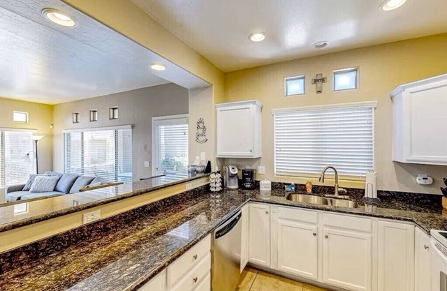 Charming 2-bedroom condo with AC, WiFi in serene Oro Valley