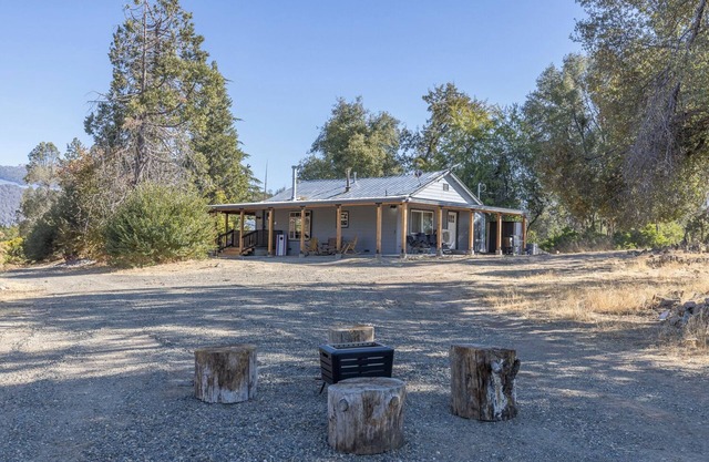 Charming 2-bedroom cabin Near Yosemite NP, High Speed WiFi in lovely Mariposa