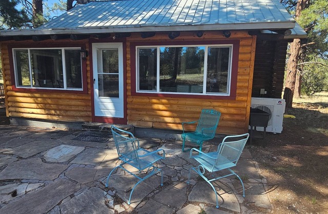 Charming 2-bedroom cabin with WiFi, AC in Williams, AZ nestled on 18 acres