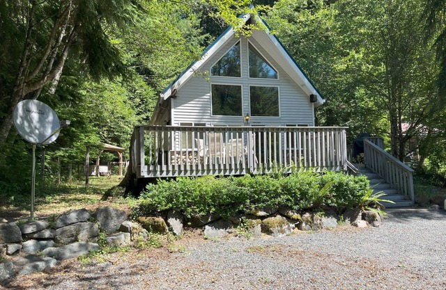 Charming 2-bedroom cabin with AC and WiFi in wonderful Ashford