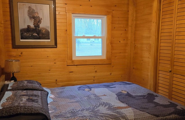 Charming 2-bedroom cabin in Winamac WiFi, AC, Fully remodeled in 2024-2025