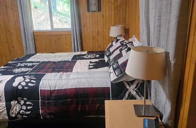 Charming 2-bedroom cabin in Sonora with WiFi and ACnWith private lake n