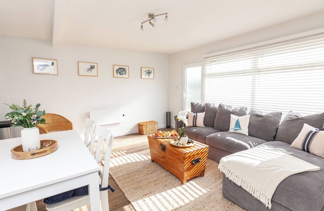 Charming 2-bedroom chalet in Dartmouth. Perfect for couples & families. Sleeps 5
