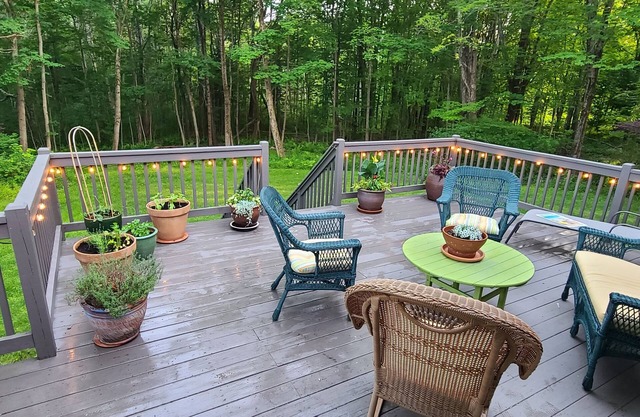 Charming 2 bedroom cottage in the historic part of Kennebunk sleeps 4.