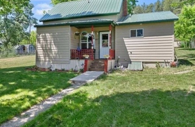 Charming 2-bedroom cottage 8 miles from Sturgis with WiFi, AC and parking space!