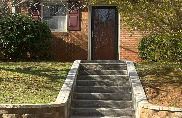 Charming 2-bedroom condo off Lumpkin