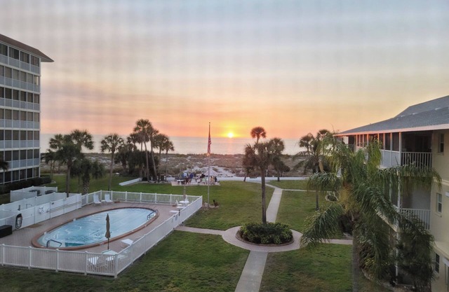 Charming 2-bedroom condo with WiFi, private beach and pool in awesome Venice.