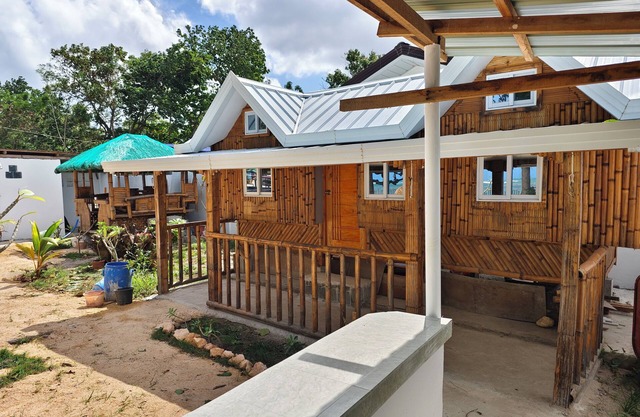 Charming 2-bedroom cottage on the beach with WiFi and AC in Victoria Alaminos