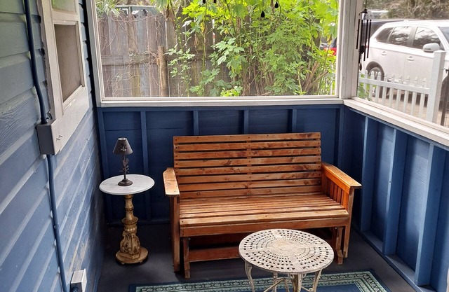Charming 2-bedroom cottage in nice Orange Lake with AC, WiFi
