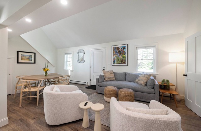 Charming 2 bedroom cottage near beaches, galleries & dining