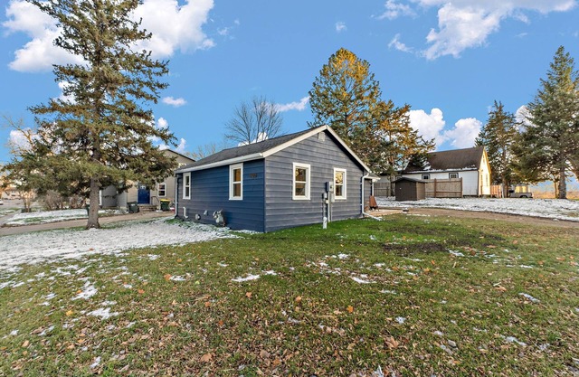 Charming 2-bedroom cottage in delightful Willmar with WiFi, AC