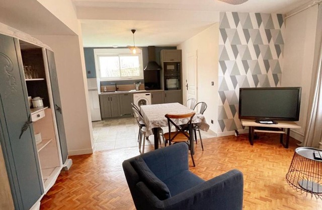 Charming 2-Bedroom Cottage with Garden, BBQ, Near Zoo & Chateaux