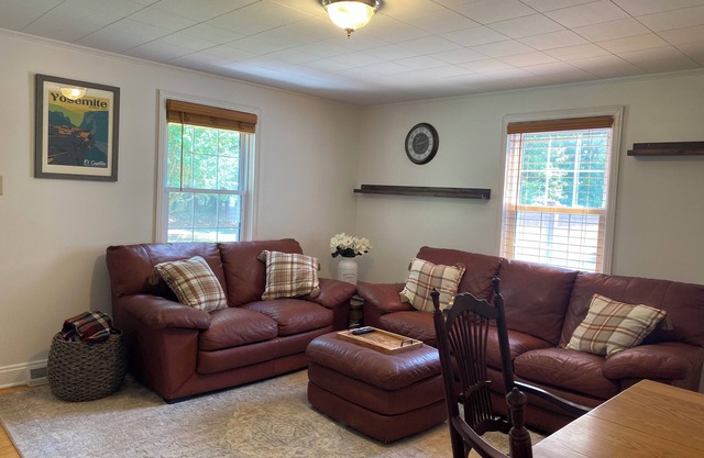 Charming 2-bedroom cottage located on a beautiful property. AC, Wifi, & laundry