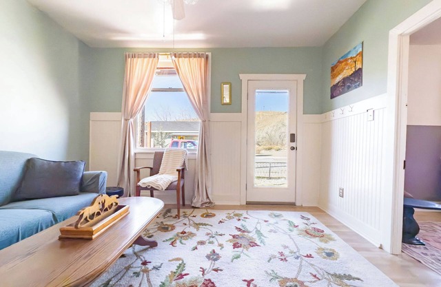 Charming 2-bedroom cottage with WiFi, AC in welcoming Helper