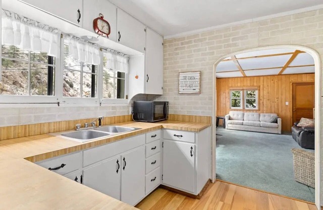 Charming 2-bedroom cottage on the river. 31-night minimum stay.