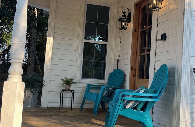 Charming 2-bedroom country cottage with 2 bedrooms and WiFi.