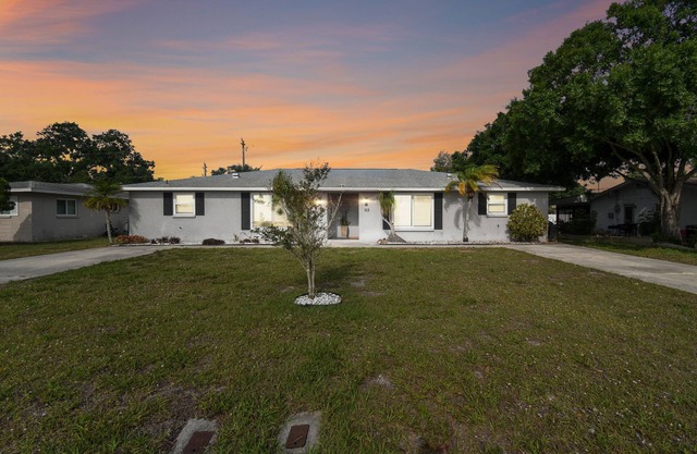 Charming 2 bedroom Duplex In the iconic City of Venice Florida !
