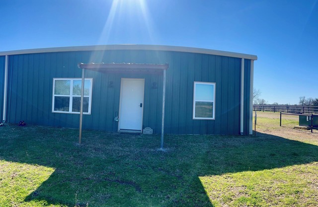 Charming 2-bedroom farmhouse in Lone Oak with WiFi and AC and Pet Friendly.