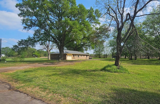 Charming 2-bedroom farmhouse with AC, WiFi in tranquil Canton