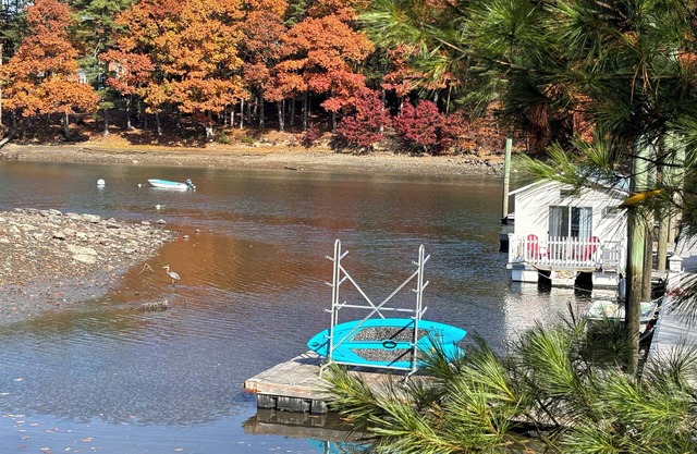 Charming 2-bedroom house boat in Portsmouth with AC, WiFi