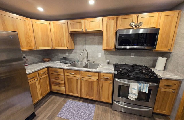 Charming 2-bedroom house in peaceful part of South Bend with Heat and AC