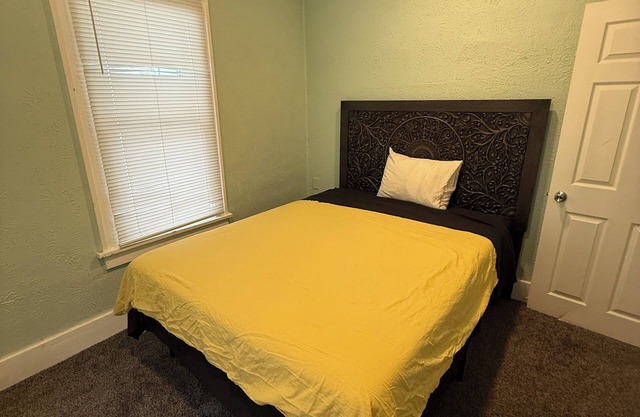 Charming 2-bedroom house with WiFi in brilliant South Bend