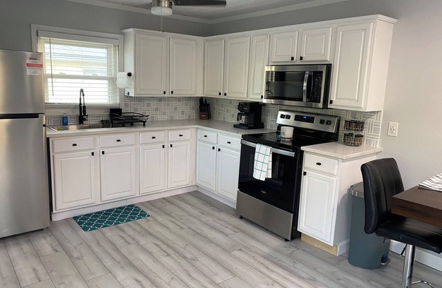 Charming 2-bedroom house with dock, AC, & Wifi. Enjoy kayakingn2 min from beach