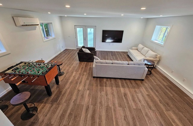 Charming 2-bedroom house with AC, WiFi. Perfect for UofM Gameday