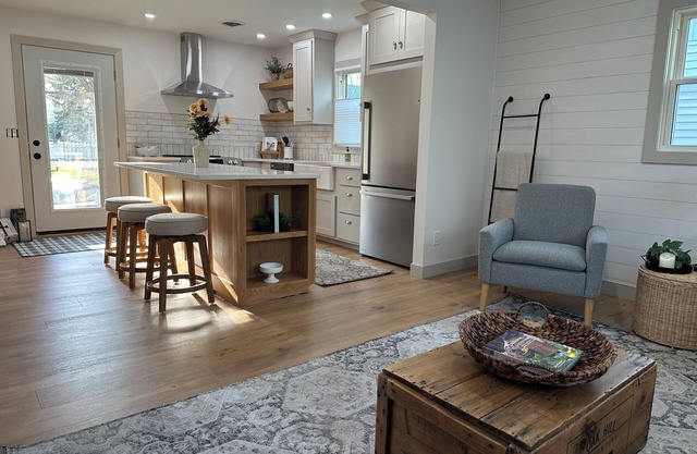 Charming 2-bedroom house with WiFi, AC in lovely Fairfield