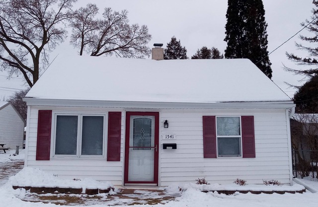 Charming 2-bedroom house with AC, WiFi in serene Green Bay