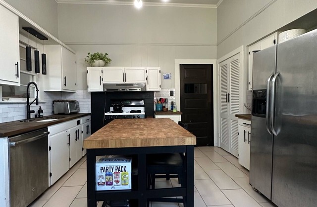 Charming 2-bedroom house in enjoyable Lafayette walking distance from Downtown.