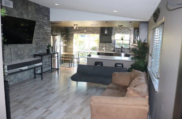 Charming 2-bedroom house in fantastic Las Vegas with AC, WiFi Casita los Hermano