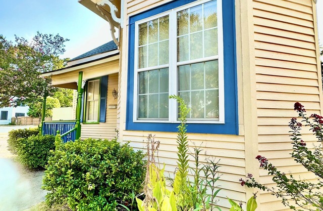 Charming 2-bedroom house with WiFi, AC in enchanting downtown Opelousas.