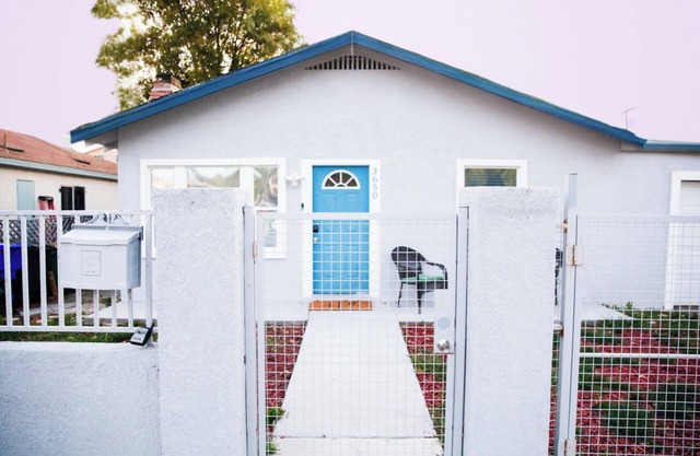 Charming 2-bedroom house in terrific San Diego with WIFI