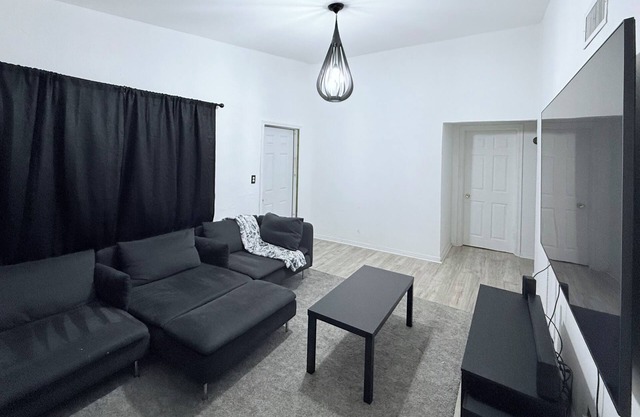 Charming 2-bedroom house with WiFi, AC in enjoyable West Park