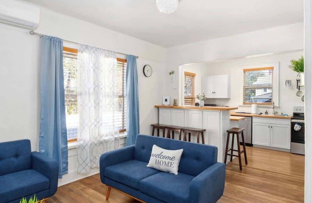 Charming 2-Bedroom Home Lakeland