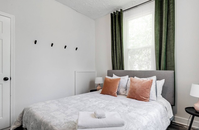 Charming 2-bedroom house with WiFi and AC in Richmond