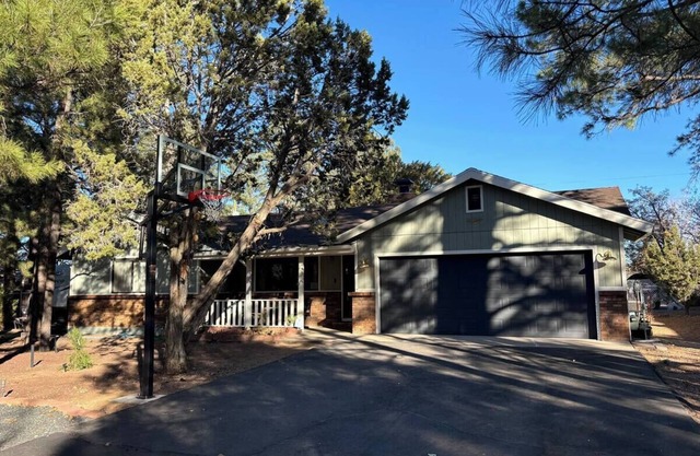 Charming 2-bedroom house with AC and WiFi in cool Show Low
