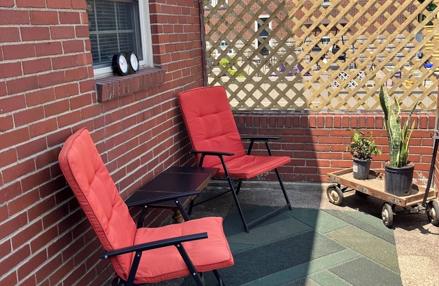 Charming 2-bedroom house in Crafton with WiFi and central air