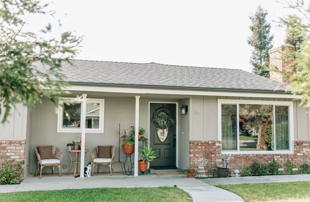Charming 2-bedroom house in quiet country Visalia with pool