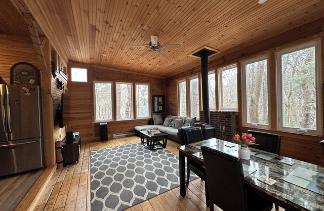 Charming 2-bedroom house on a private road located close to Perkins Cove & beach