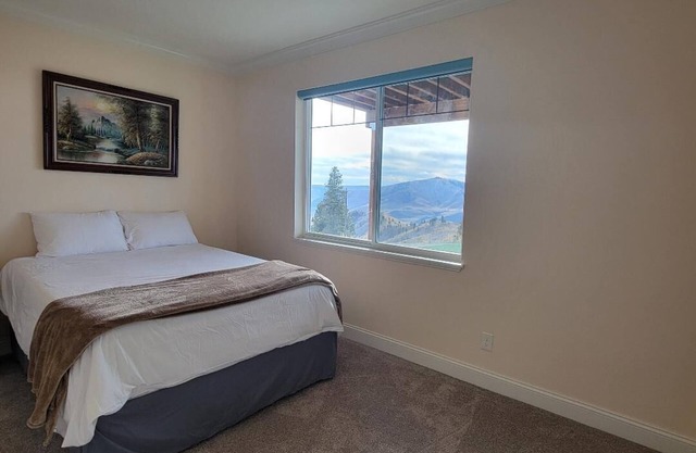 Charming 2-bedroom house in delightful Chelan with WiFinHelicopter tours, view