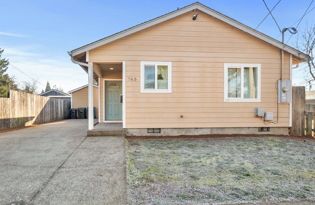 Charming 2-bedroom house with AC, WiFi in welcoming Salem