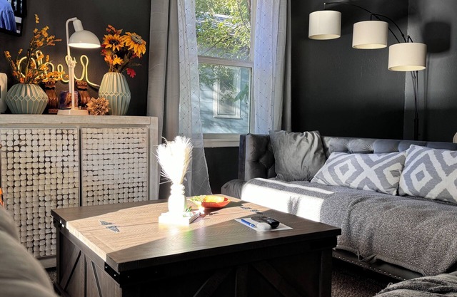 Charming 2-bedroom house with AC, WiFi in awesome Tulsa! 5 minutes from the BOK!