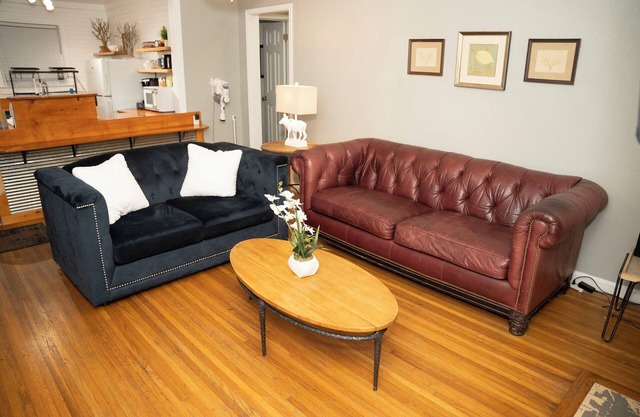 Charming 2-bedroom house in Tulsa near TU and minutes from the Expo & downtown.